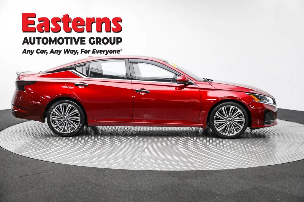 Used 2023 Red Nissan 2.5 SL image 4