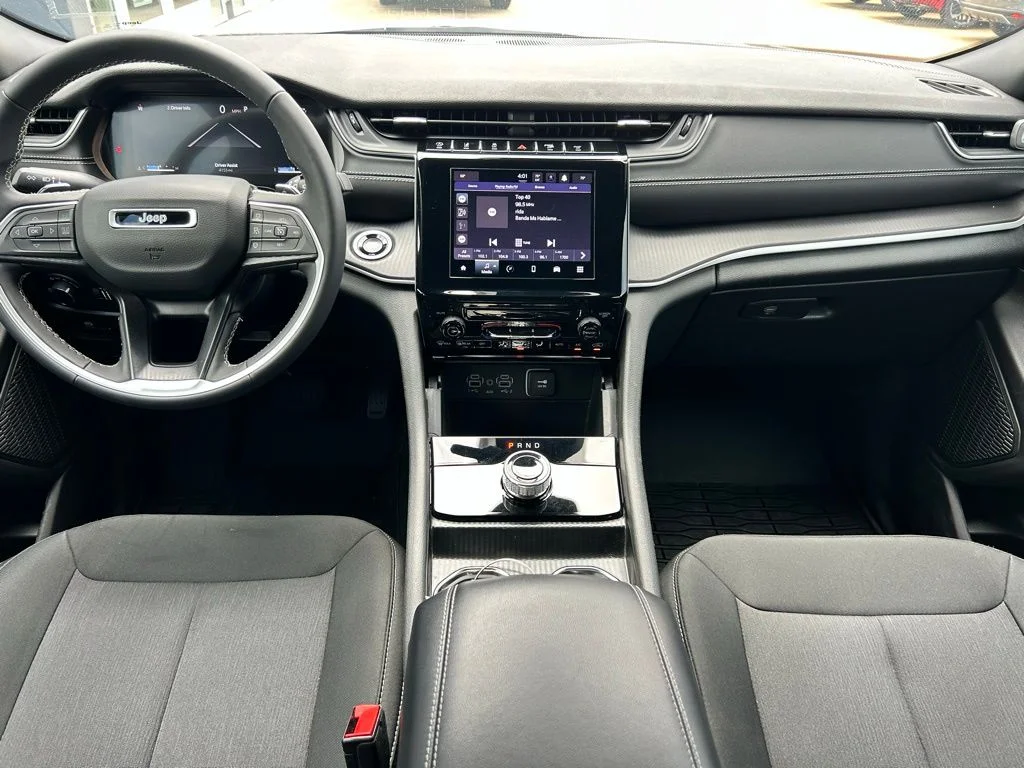 Used 2025 White/off-white Jeep Laredo image 10