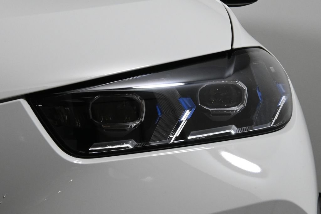 Used 2026 White BMW xDrive40i image 11
