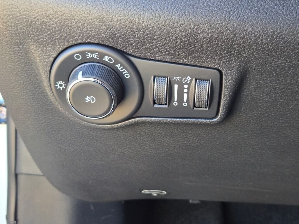 New 2026 Bright White Clearcoat Jeep Latitude image 24
