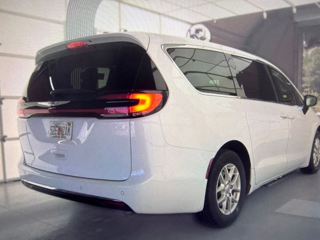 Used 2024 White Chrysler Touring L image 3