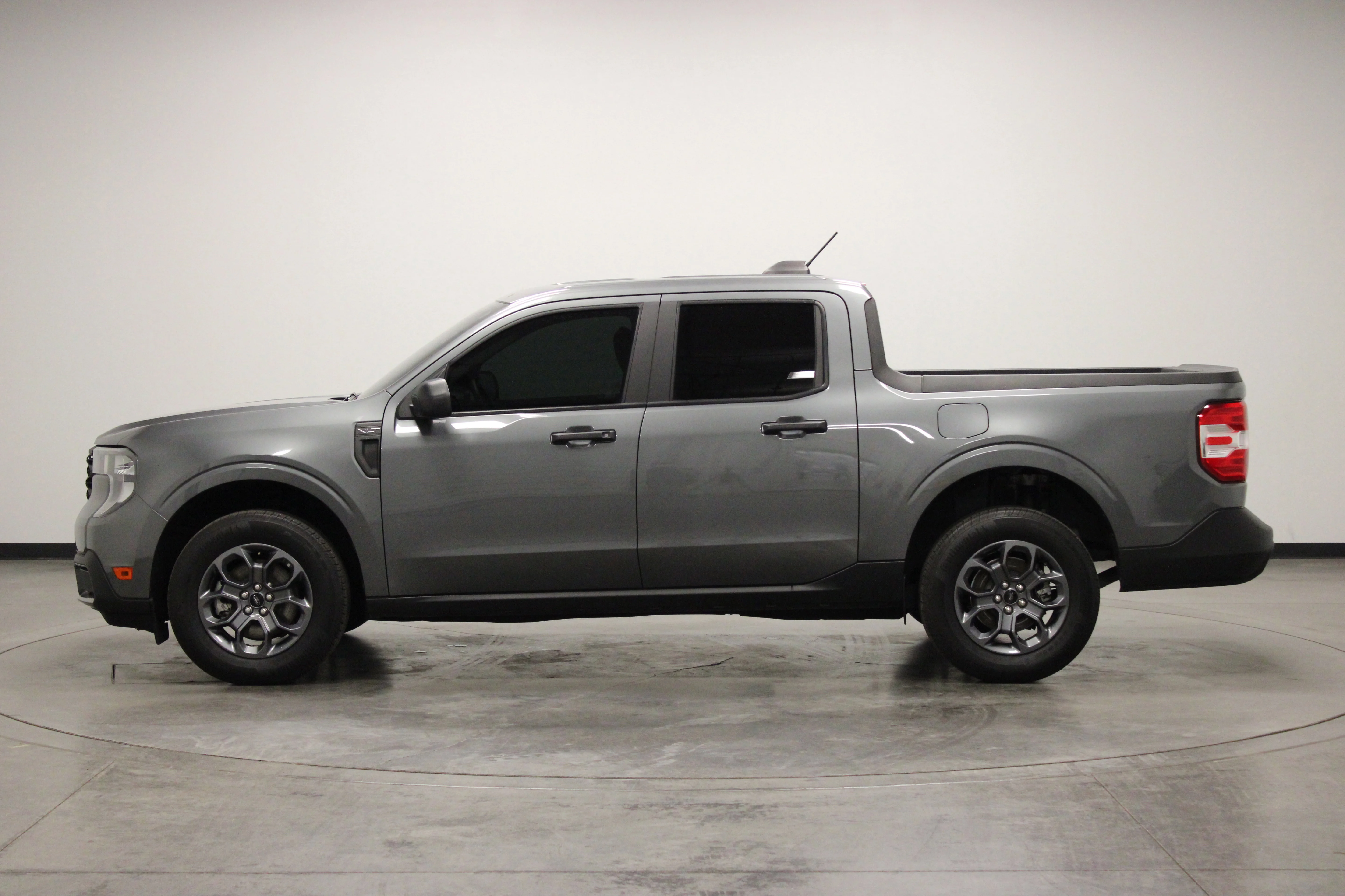 Used 2025 Gray Metallic Ford XLT image 5