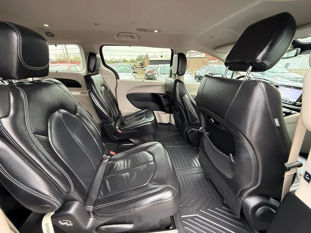 Used 2022 Black Chrysler Touring L image 20
