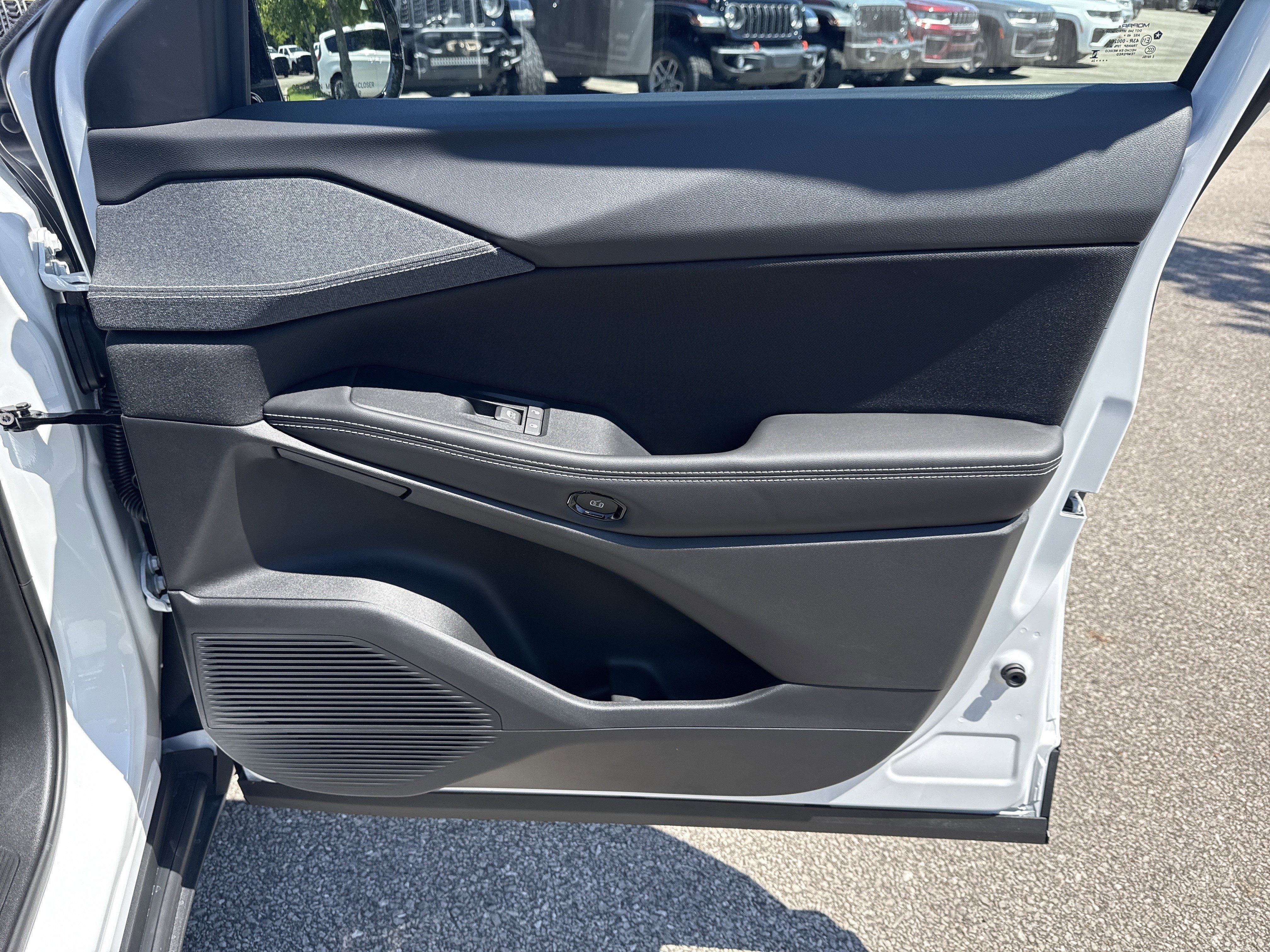 New 2026 Bright White Clear-Coat Exterior Paint Jeep Laredo image 15