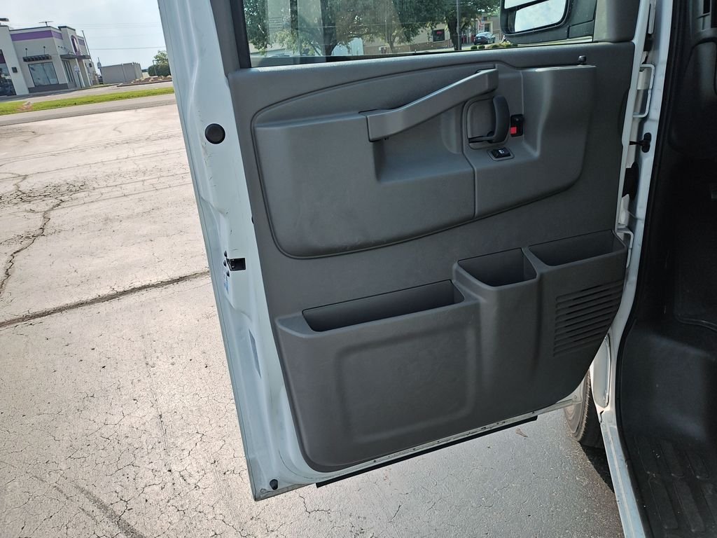 Used 2025 White Chevrolet LT image 12