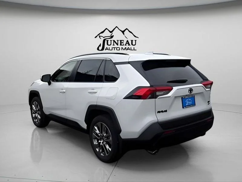 Used 2025 Wind Chill Pearl Toyota XLE Premium image 3