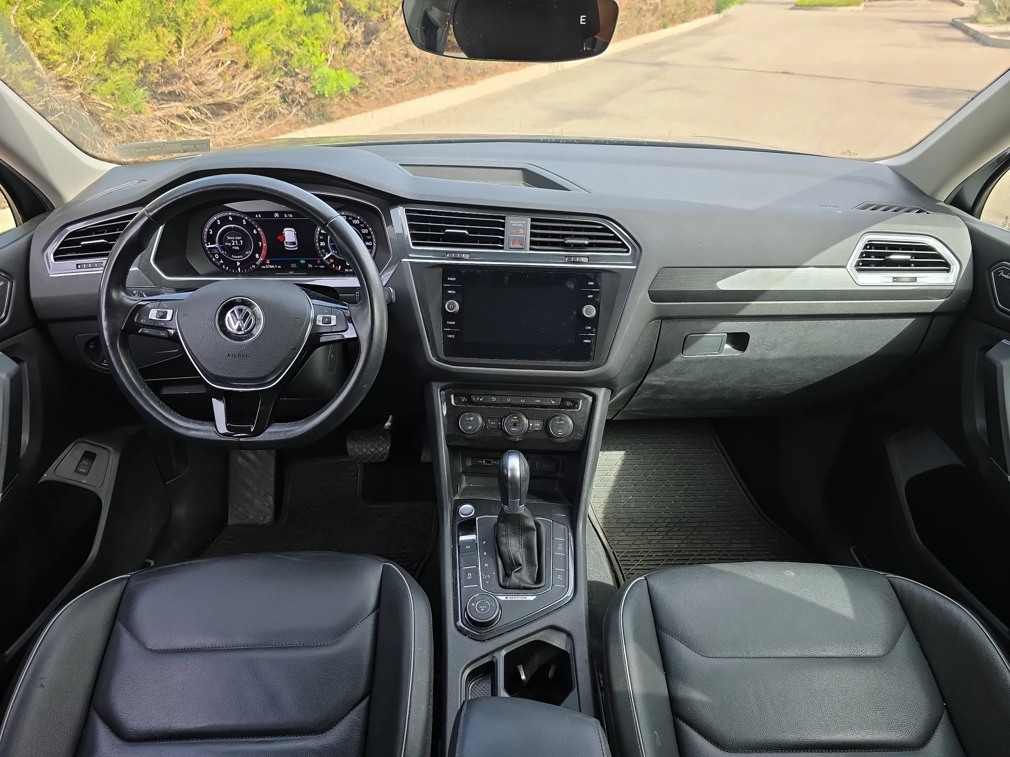 Used 2018 Platinum Gray Metallic Volkswagen SEL Premium image 5