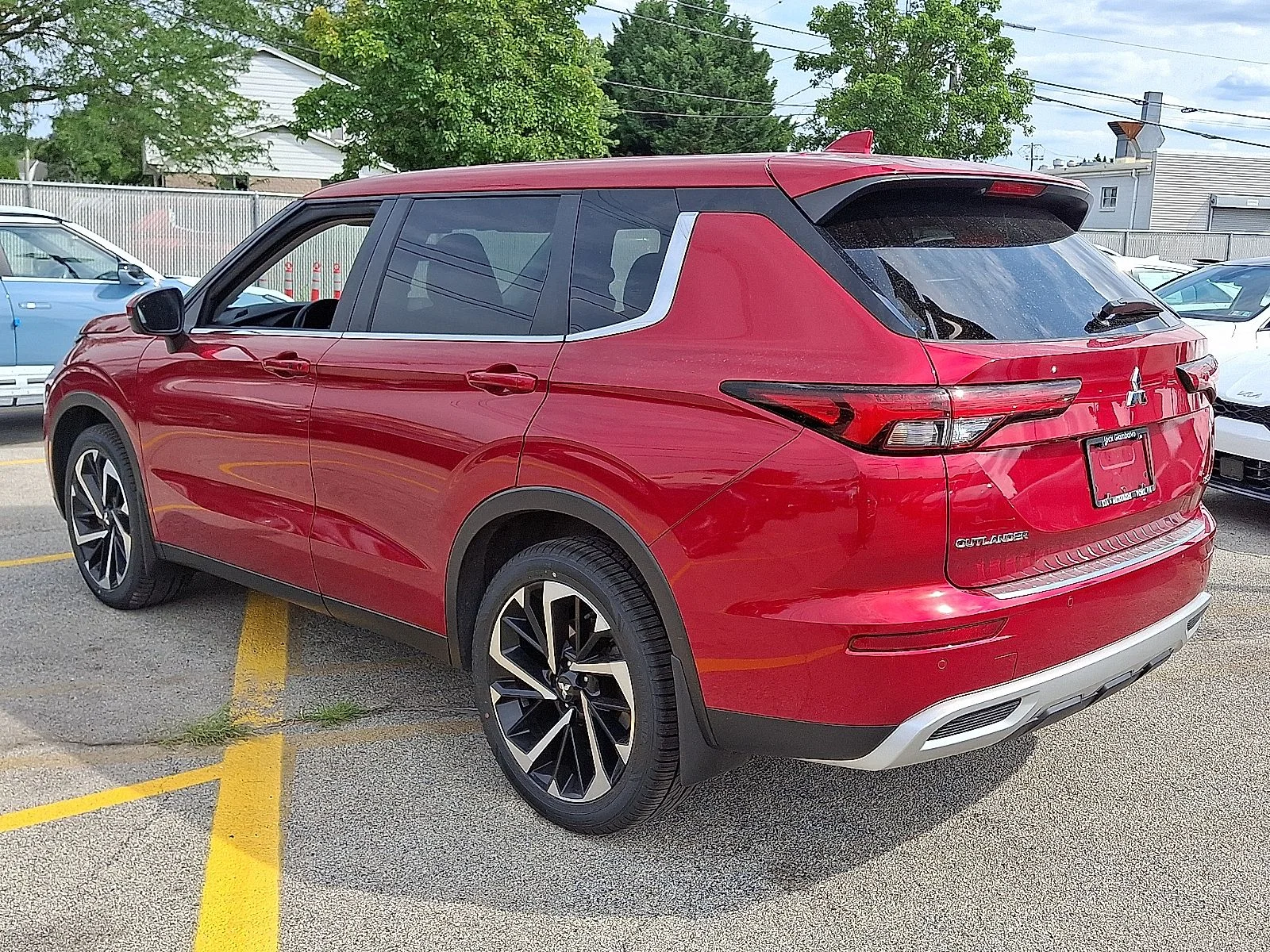 Used 2022  Mitsubishi SE image 5