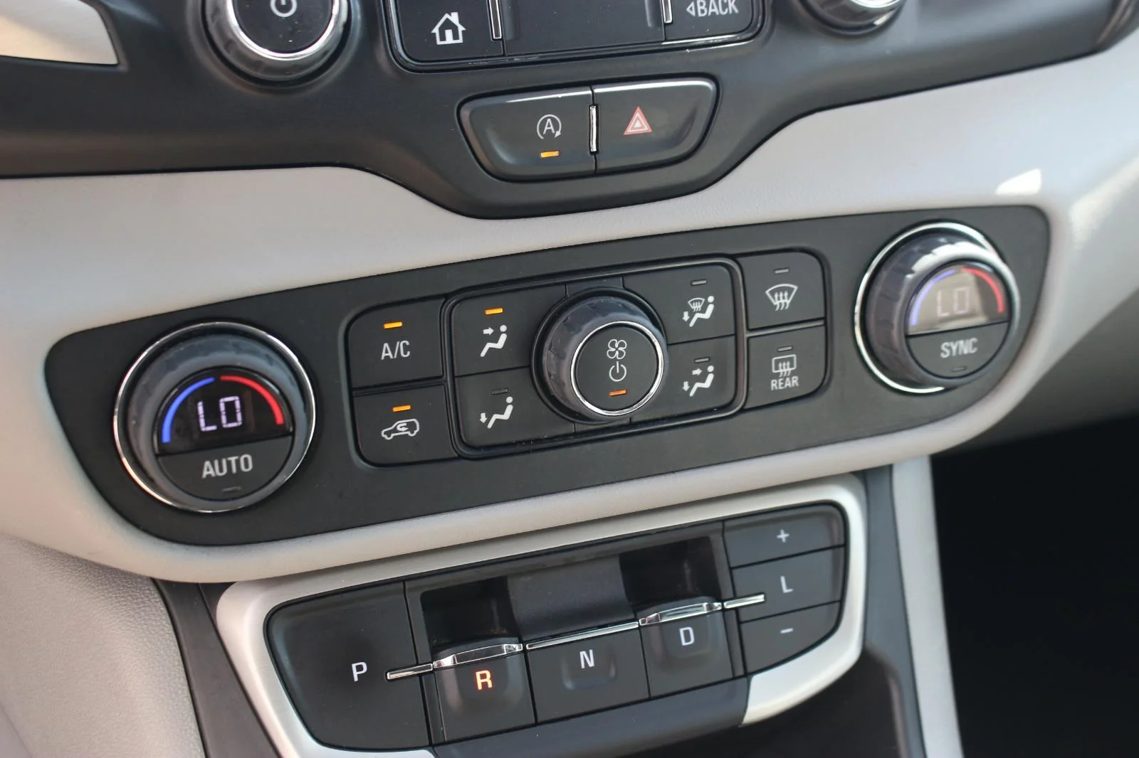 Used 2022 White Frost Tricoat GMC SLT image 29