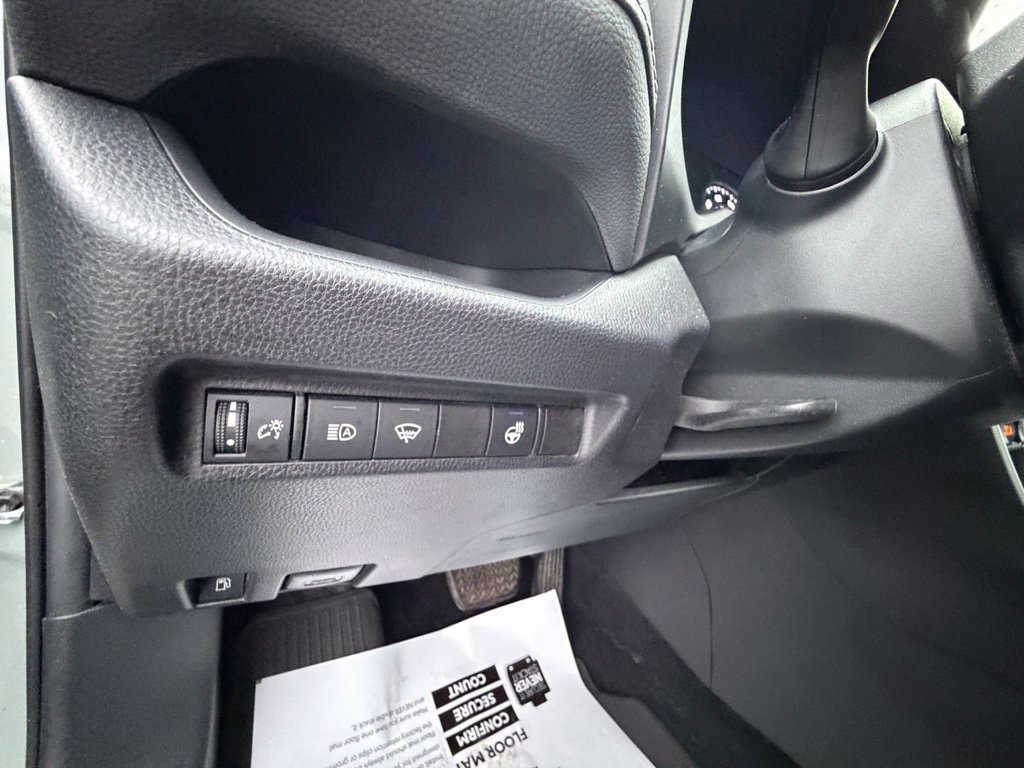 Used 2021  Toyota XLE image 17