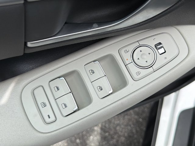Used 2025 White Hyundai SEL image 32