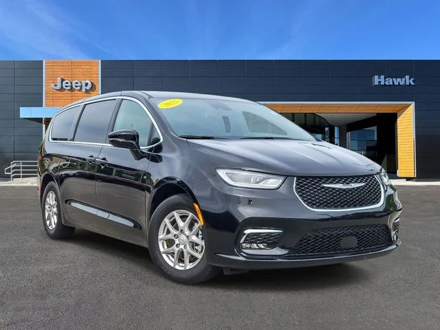 2025 Chrysler Pacifica Select's photo