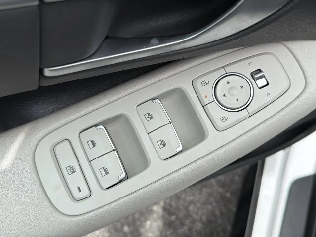 Used 2025 White Hyundai SEL image 32