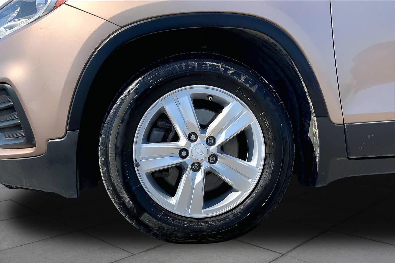 Used 2018 Sandy Ridge Metallic Chevrolet LT image 11