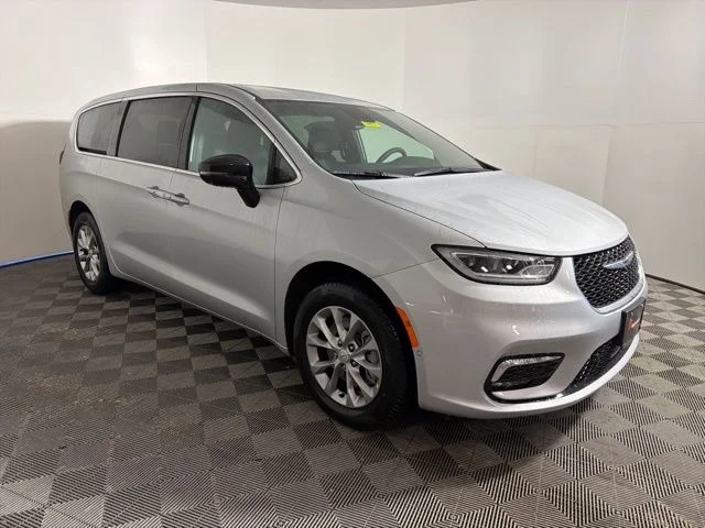 2026 Chrysler Pacifica Select AWD's photo