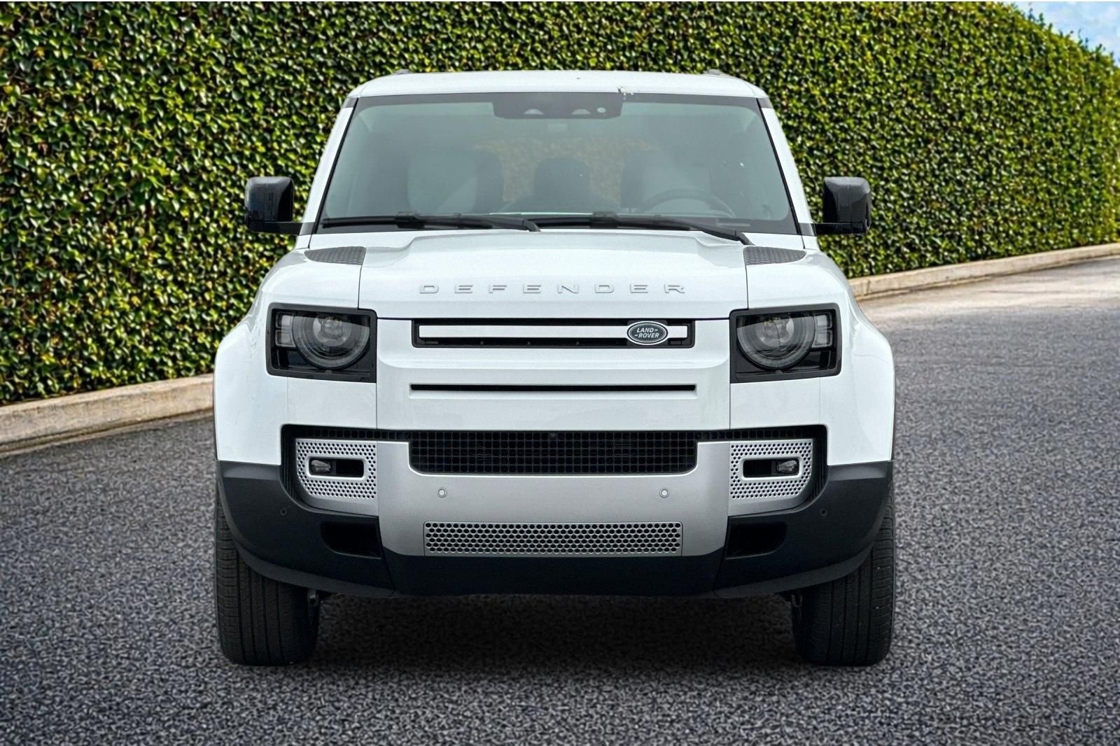 Used 2025  Land Rover S image 9