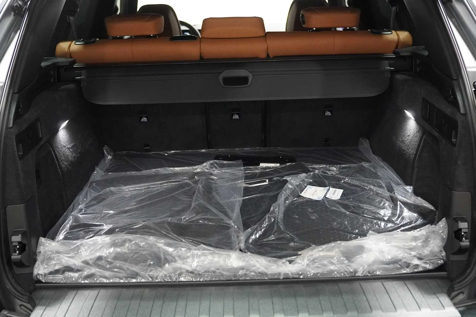 Used 2026 Skyscraper Grey Metallic BMW M60i image 26