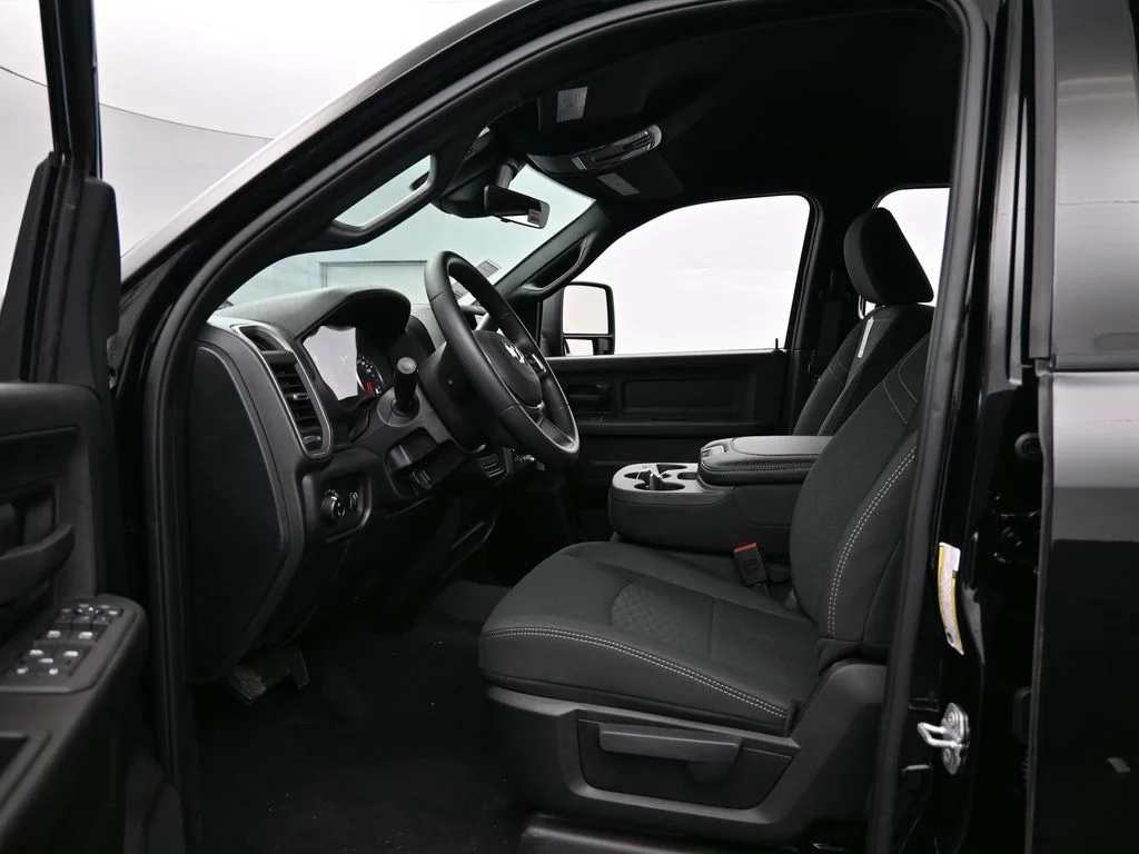 New 2026 Diamond Black Crystal Pearl-Coat Exterior Paint RAM Tradesman image 11