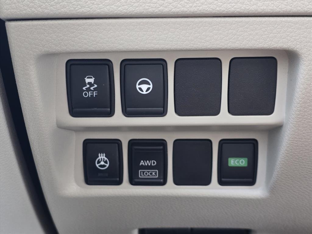 Used 2019 White Nissan SL image 22