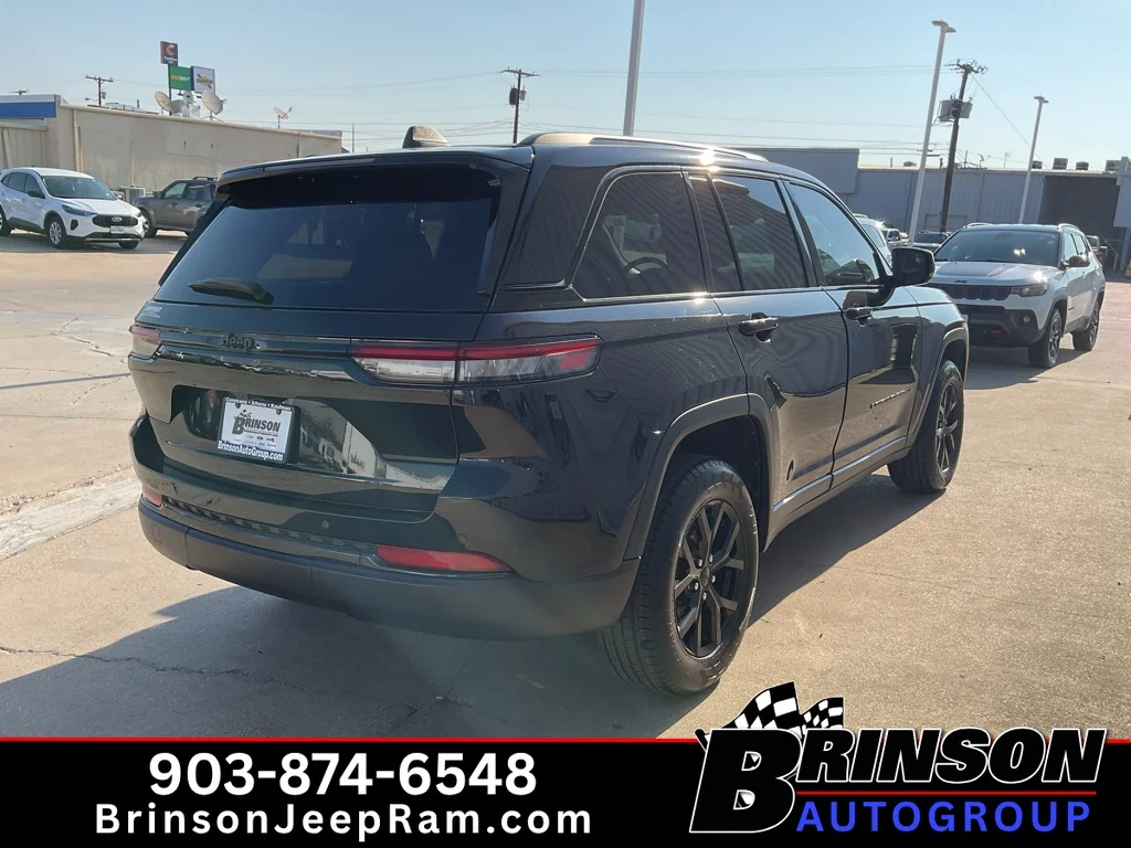 Used 2024 Diamond Black Crystal Pearlcoat Jeep Altitude image 7