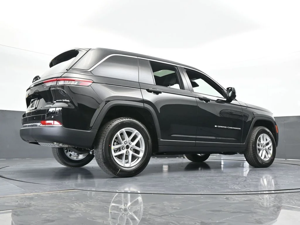 New 2026 Diamond Black Crystal Pearl-Coat Exterior Paint Jeep Laredo X image 58