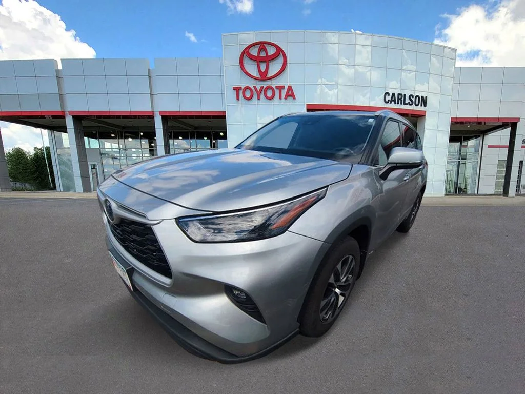 Used 2022 Toyota Highlander XLE with VIN 5TDGBRCH0NS556554 for sale in Minneapolis, Minnesota