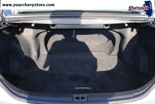 Used 2009 Silver Toyota LE image 19