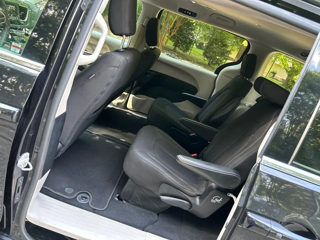 Used 2022 Black Chrysler LX image 25