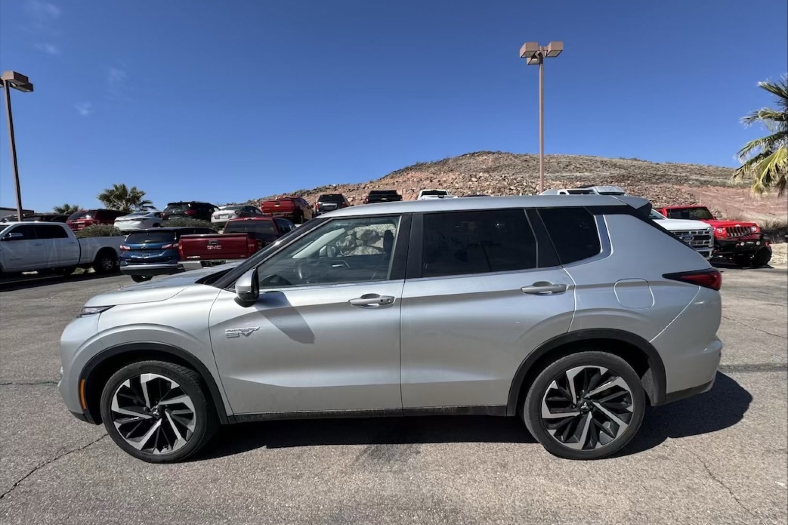 Used 2024 Mitsubishi Outlander Plug-in Hybrid SE with VIN JA4T5VA97RZ063575 for sale in St. George, UT