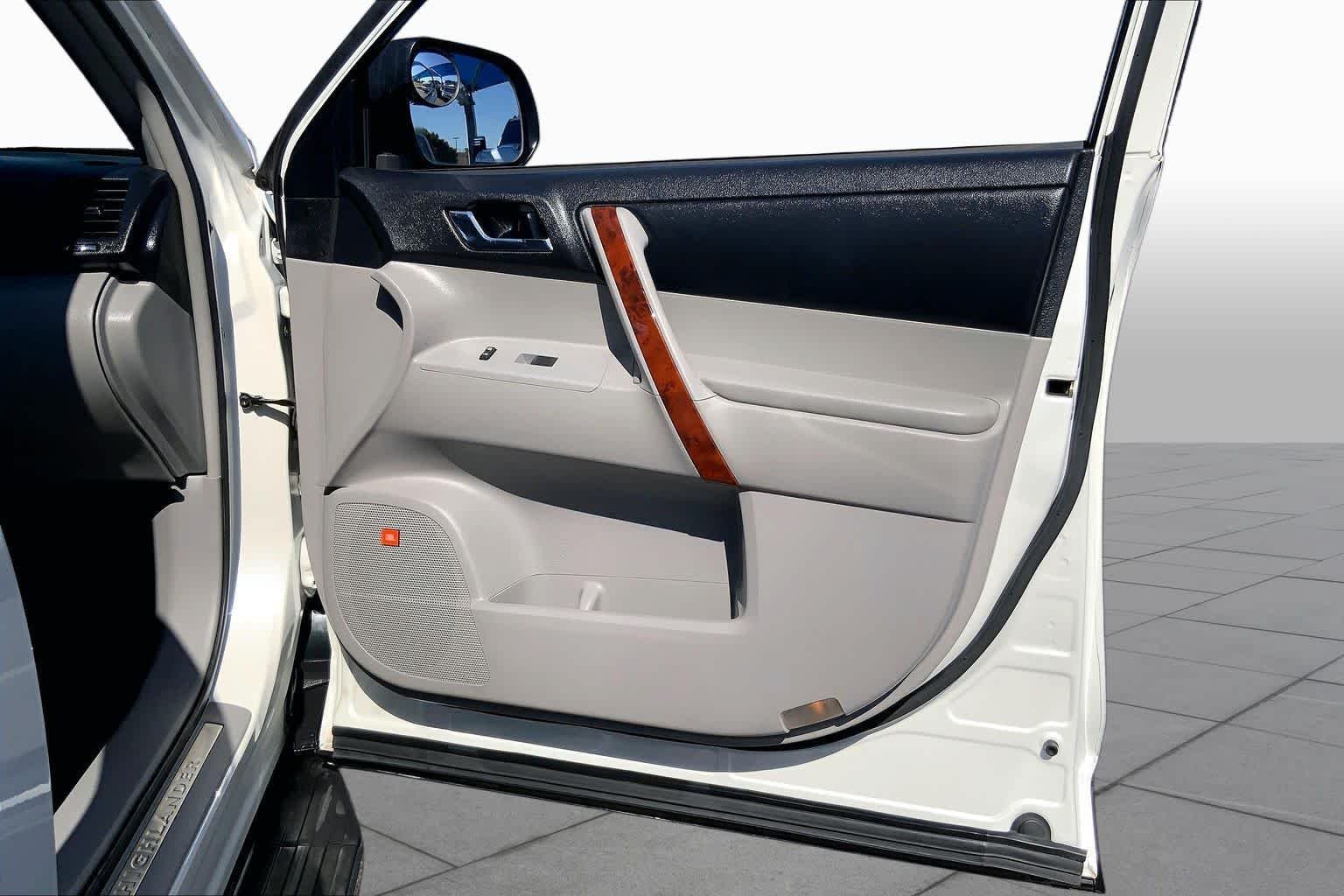 Used 2013 Blizzard Pearl Toyota Limited image 23
