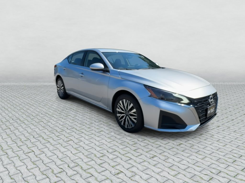 Certified Used 2023 Silver Nissan 2.5 SV image 2