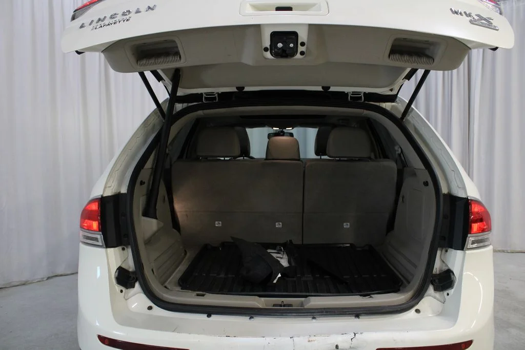 Used 2012 Beige Lincoln Base image 32