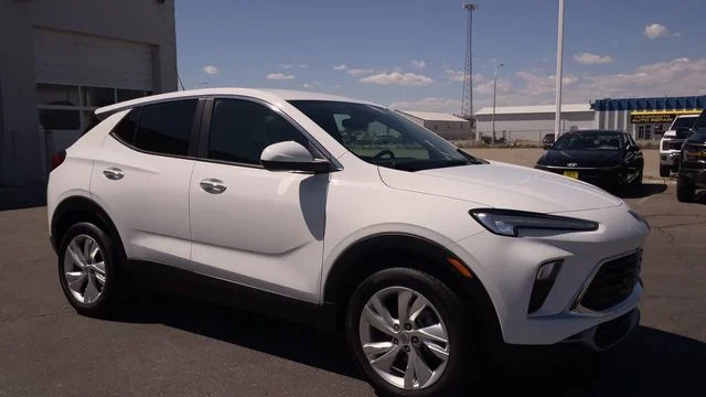 Used 2025 White Buick Preferred image 3