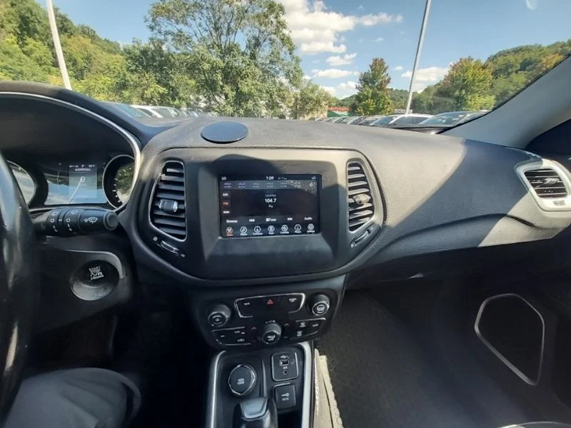 Used 2019 Black Jeep Latitude image 9