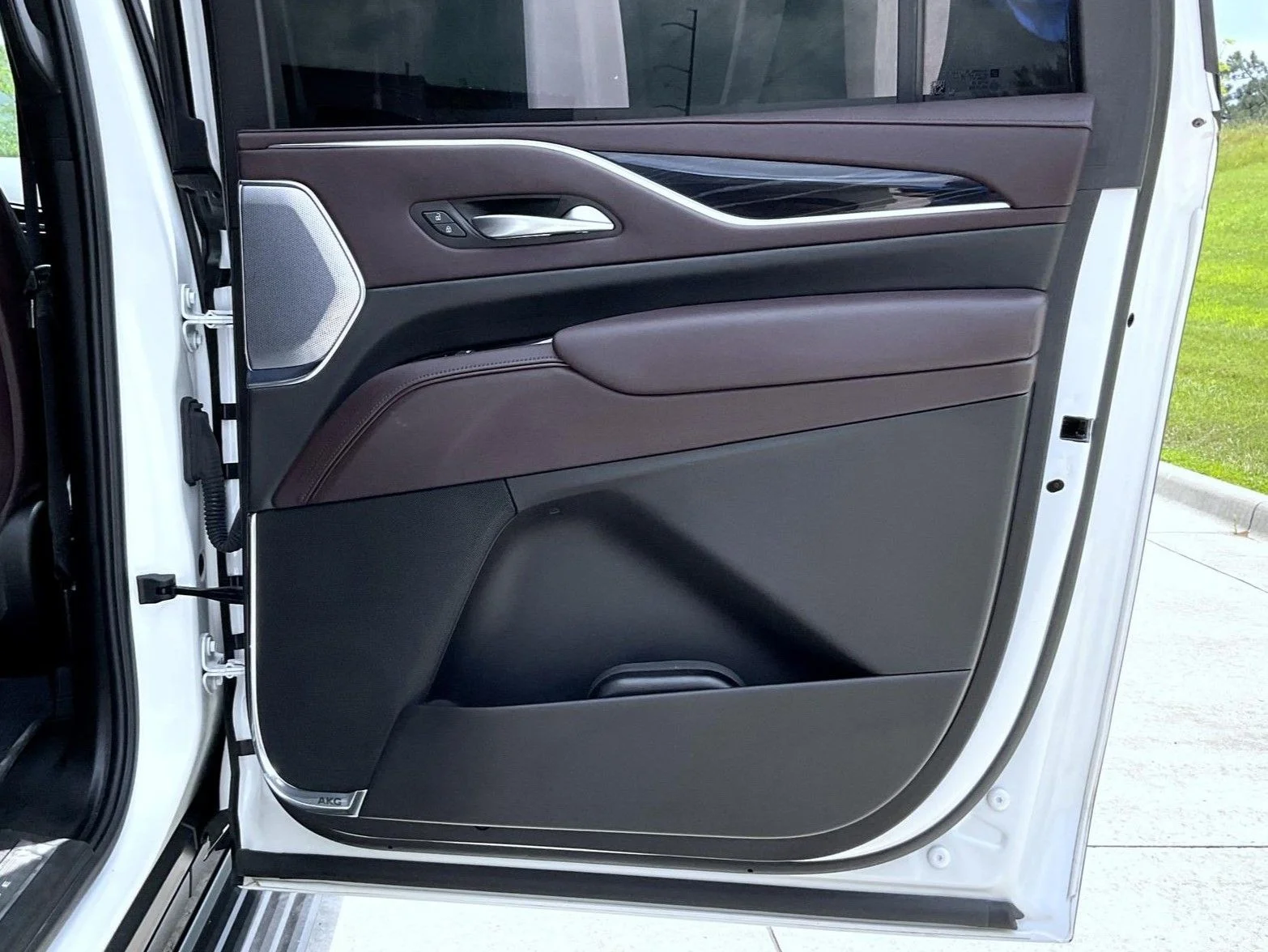 Used 2024 White Cadillac V-Series image 18