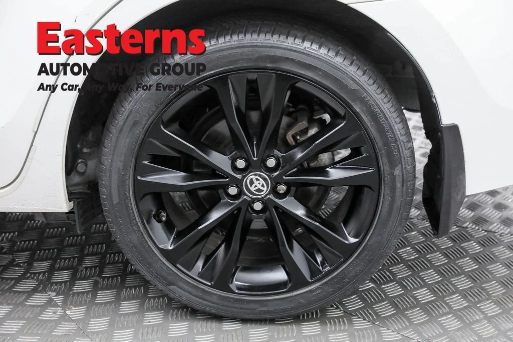 Used 2018 White Toyota SE image 31