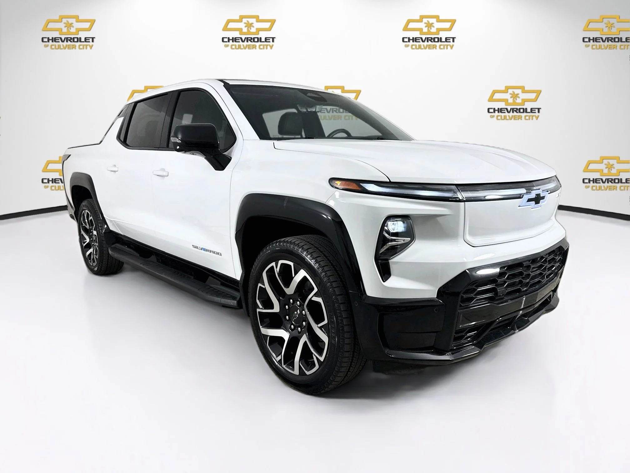 Used 2025 Summit White Chevrolet RST - Extended Range image 1