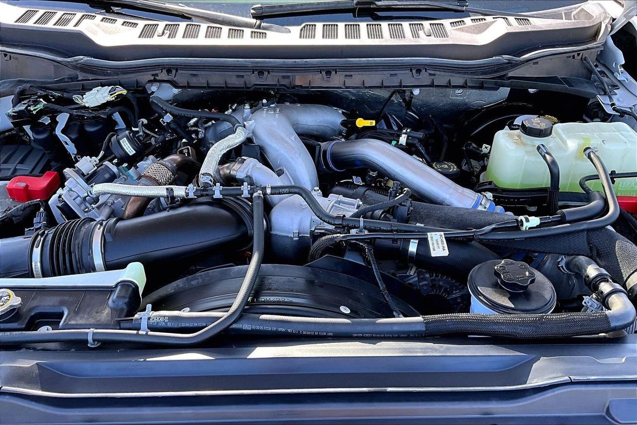Used 2025 OXFORD WHITE Ford LARIAT image 32