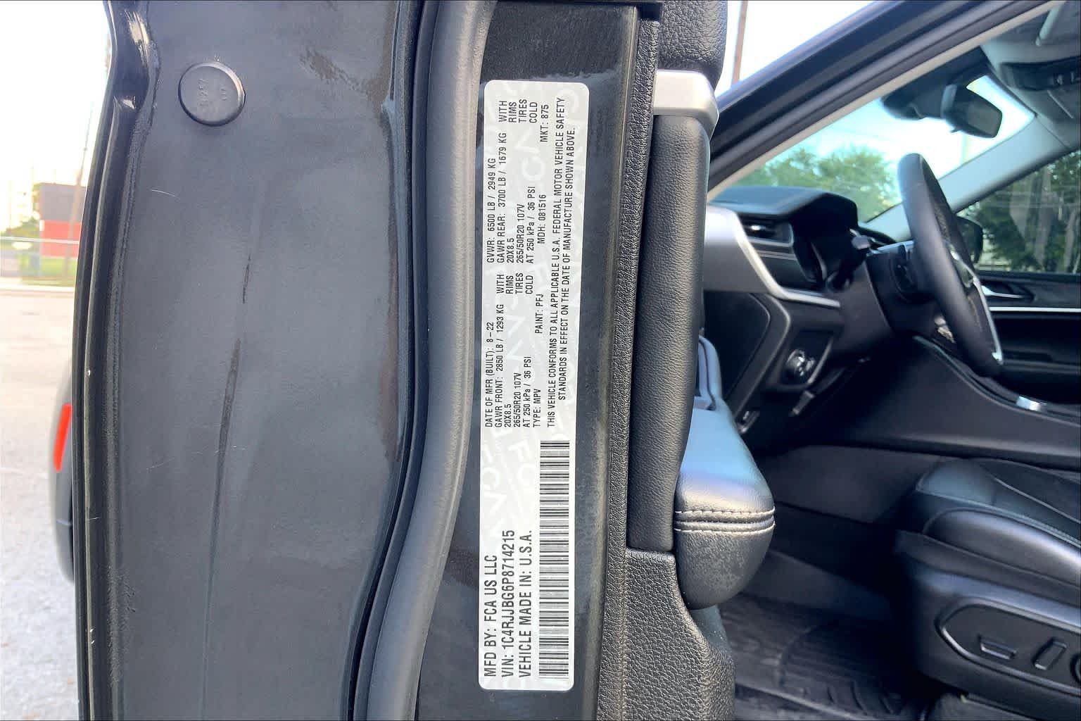 Used 2023 Rocky Mountain Pearlcoat Jeep Limited image 35