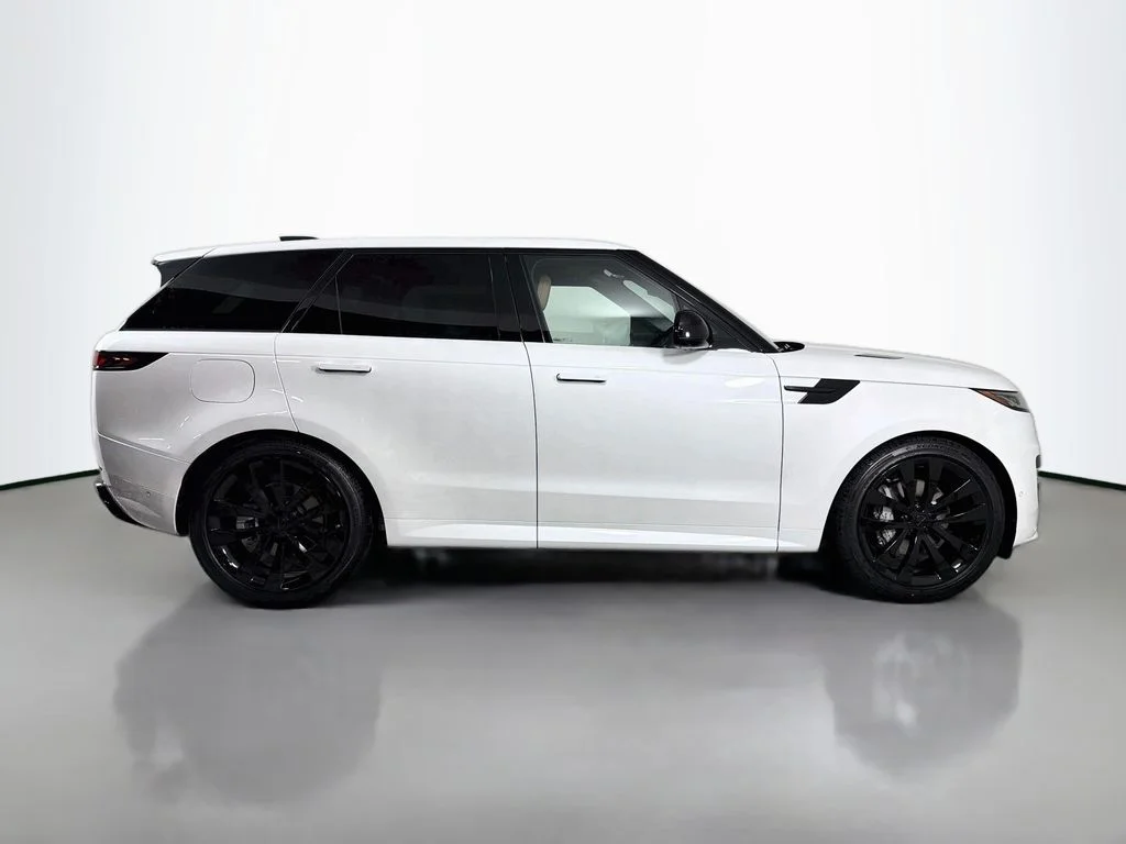 New 2026 Ostuni Pearl White Land Rover Dynamic SE image 4
