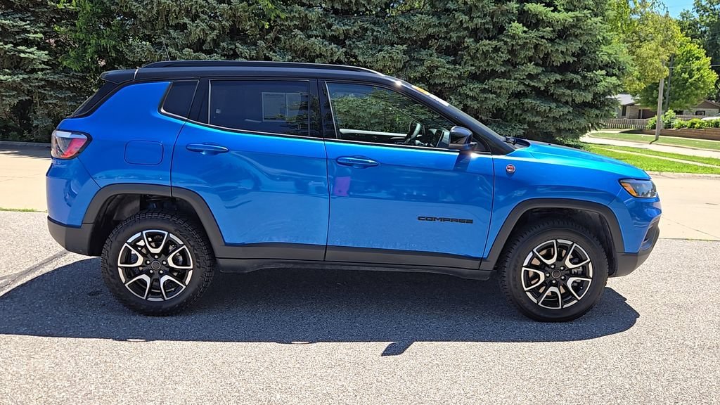 Used 2025 Hydro Blue Pearlcoat Jeep Trailhawk image 39