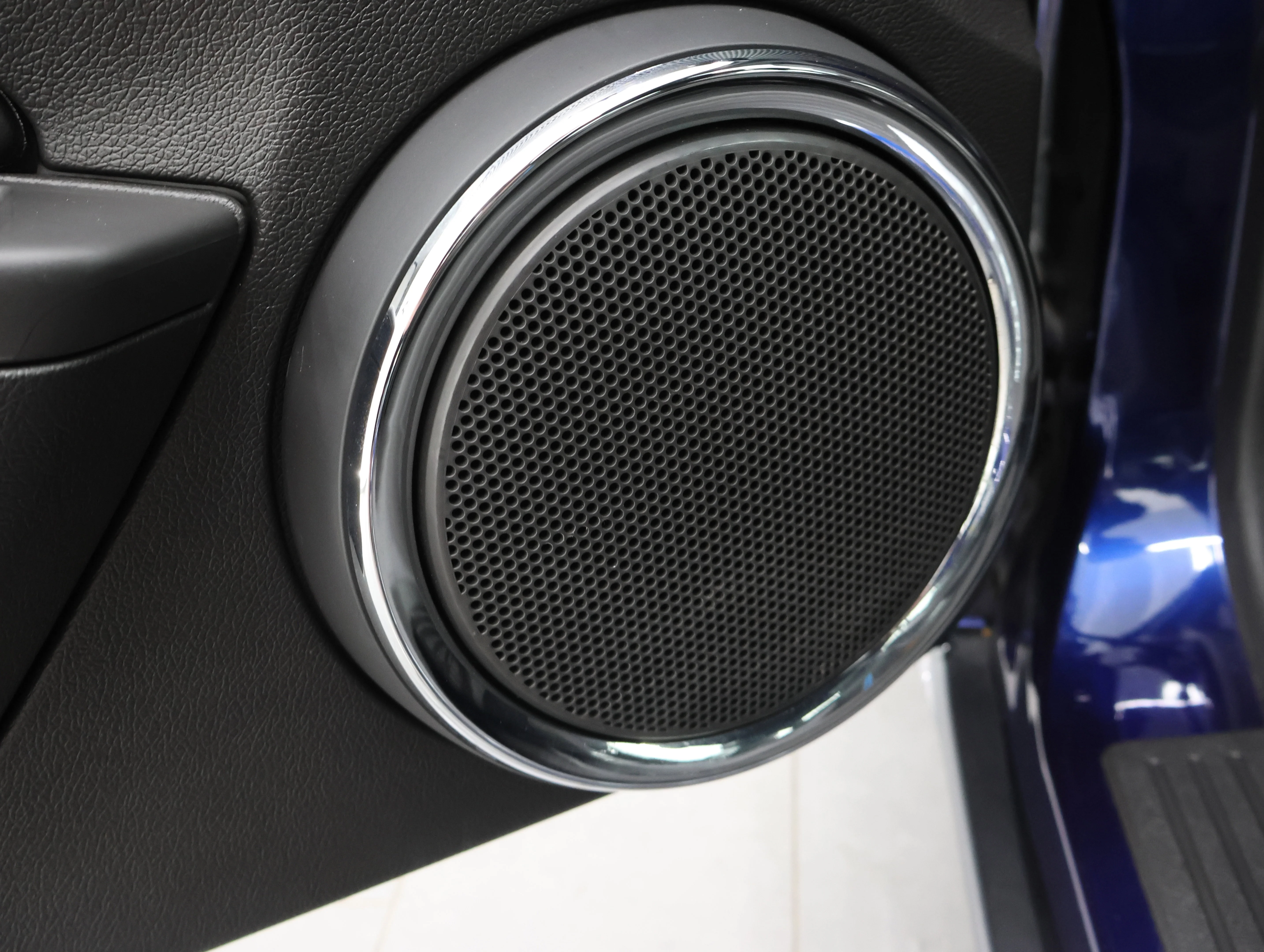 Used 2010 Kona Blue Metallic Ford GT Premium image 37