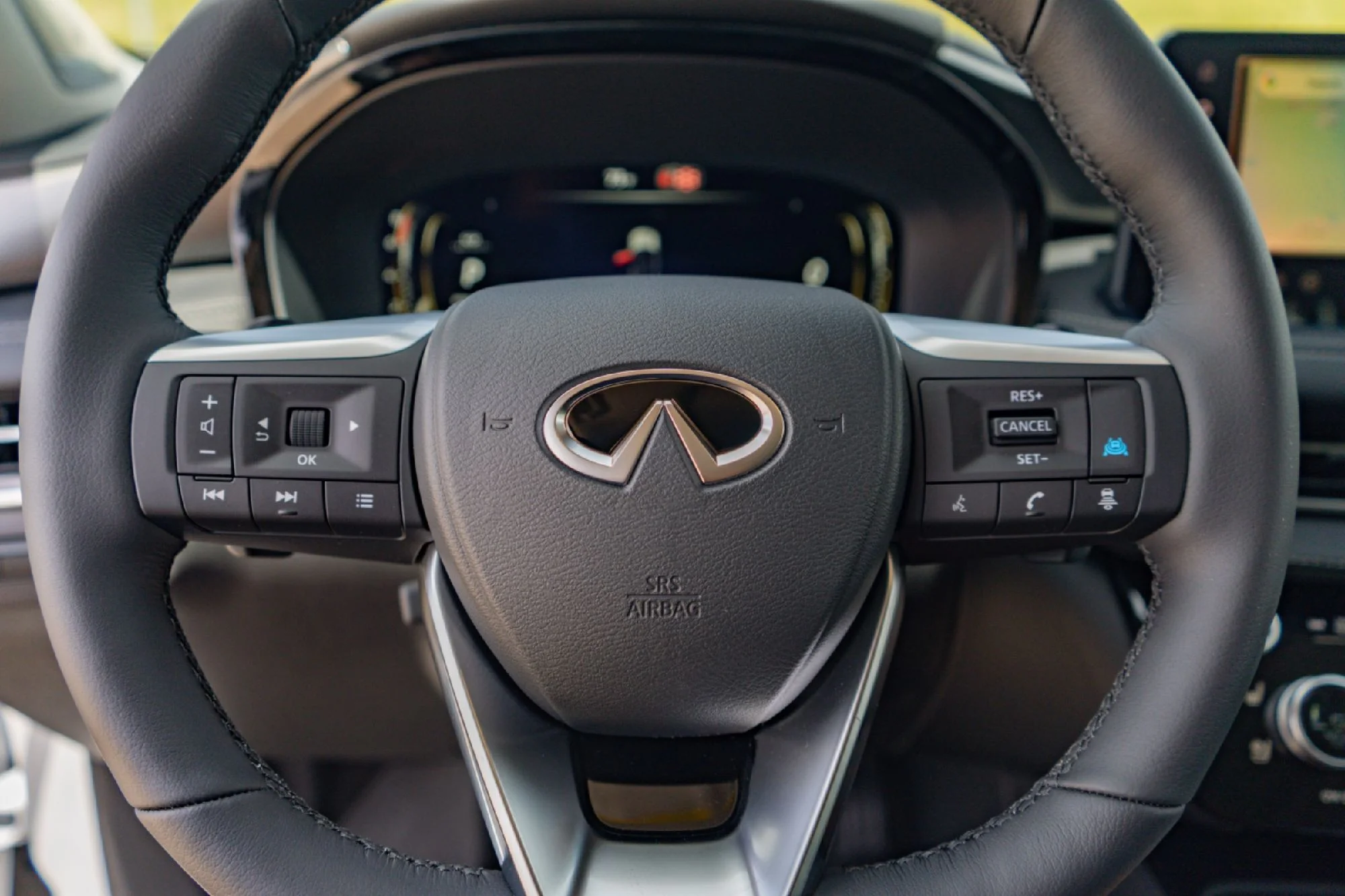 New 2027 RADIANT WHITE INFINITI Luxe FWD image 11