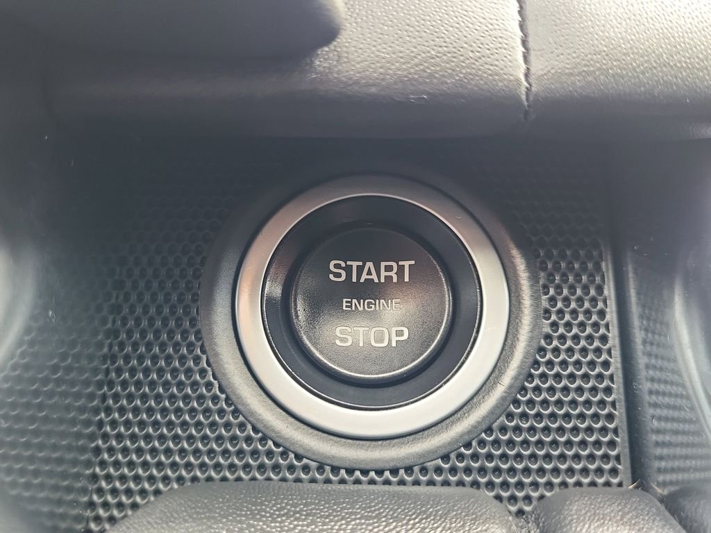 Used 2020  Land Rover SVR image 21