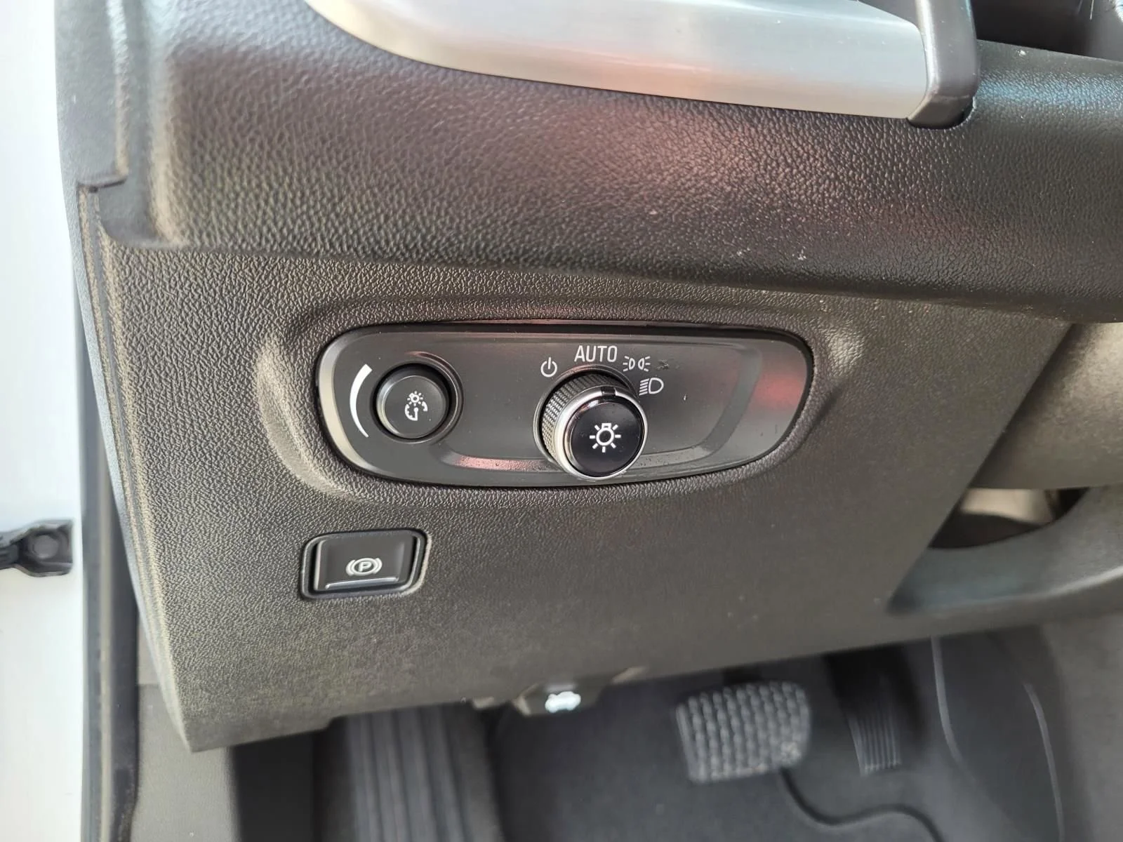 Used 2022 Summit White GMC SLE image 25