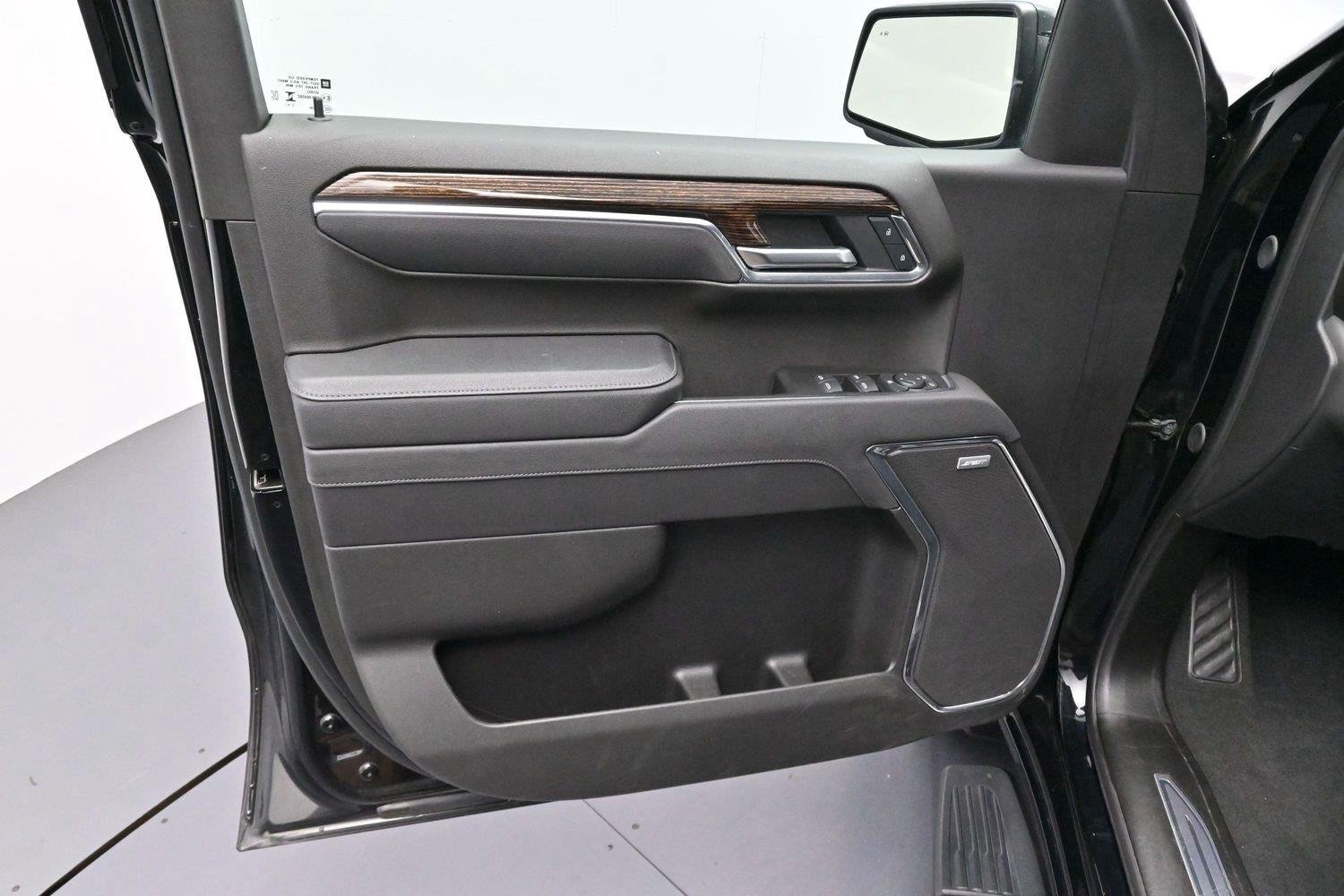 Used 2025 Onyx Black GMC Elevation image 9