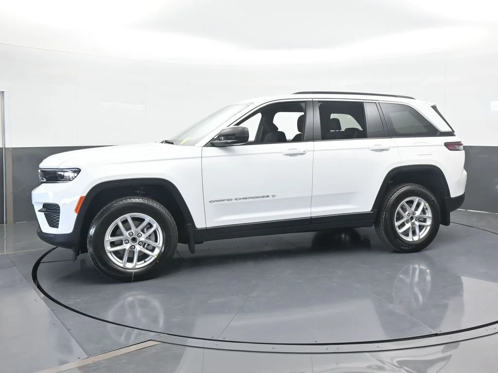 Used 2025 Bright White Clearcoat Jeep Laredo X image 2