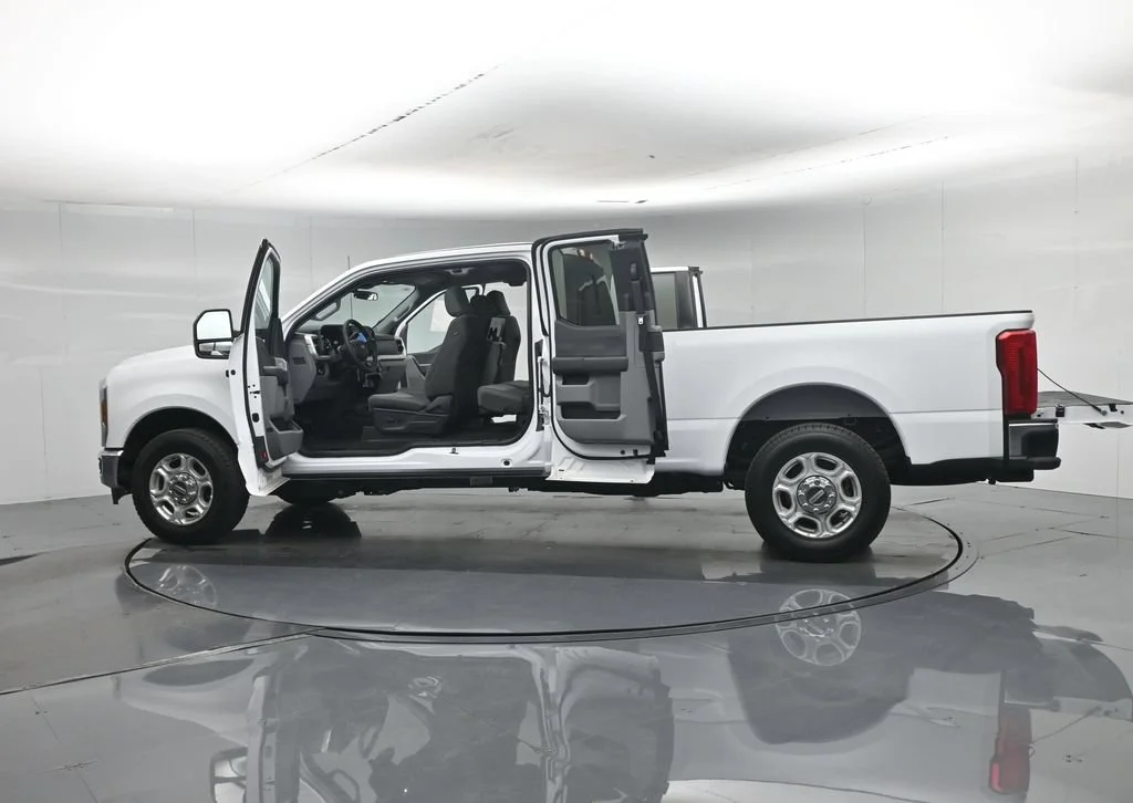 New 2026 Oxford White Ford XLT image 34