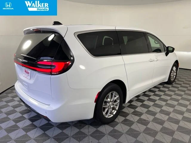 2025 Chrysler Pacifica Select - Photo 8