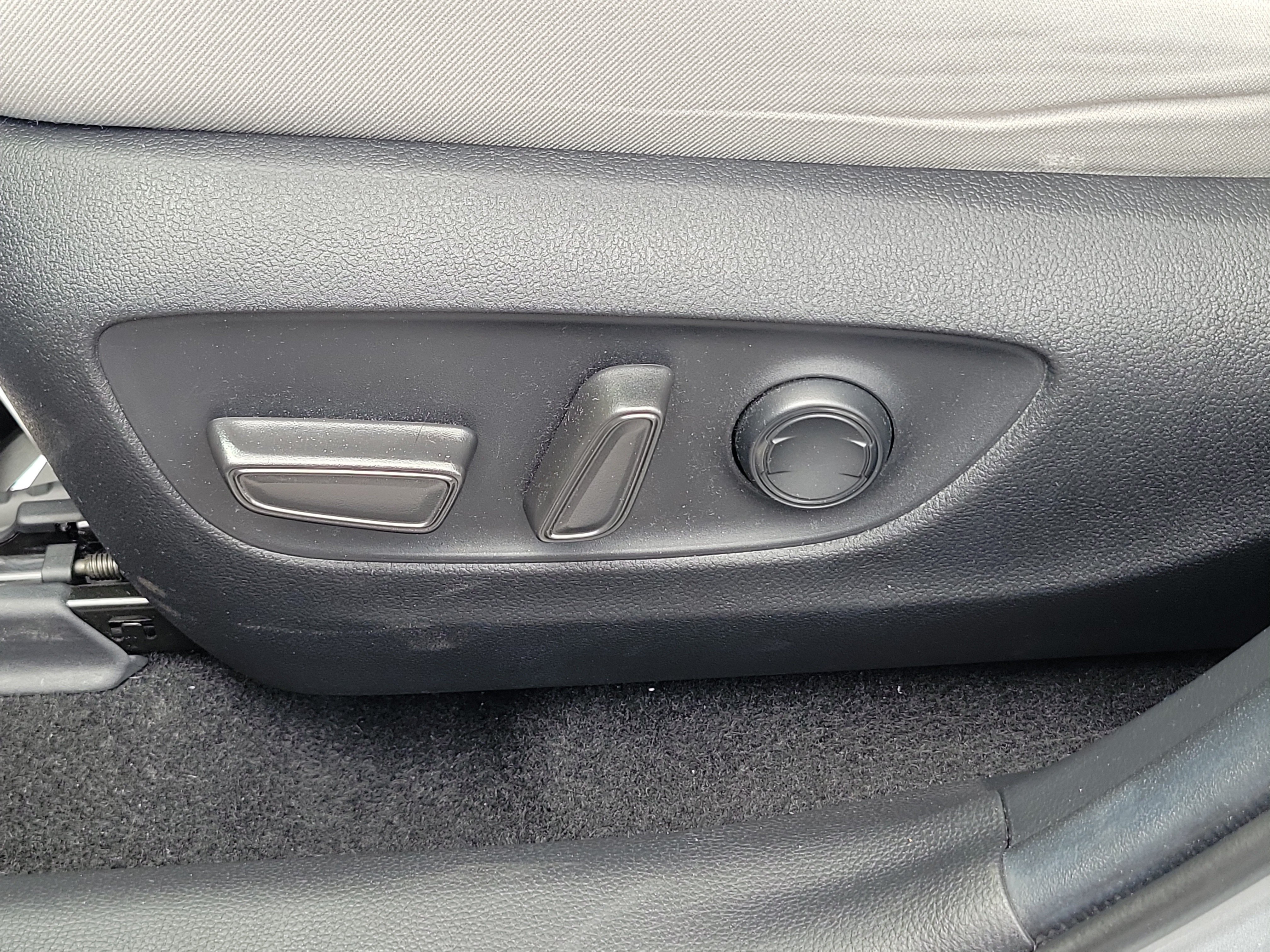 Used 2020 Silver Sky Metallic Toyota XLE image 21